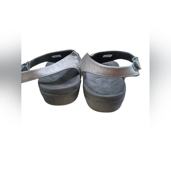 Sleek Silver Sandals with Modern Elegance - Picture 5 of 8